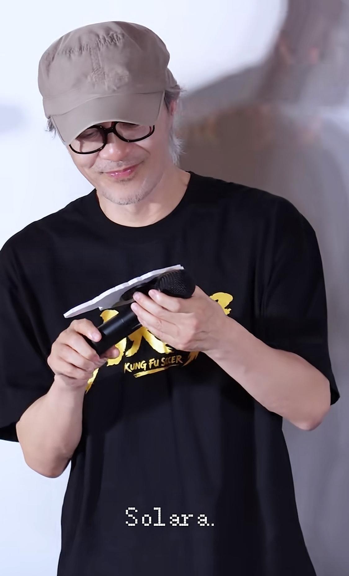 我没有在任何一个64岁的人见到过这样，虽已是两鬓斑白但仍是少年模样……他终于笑了