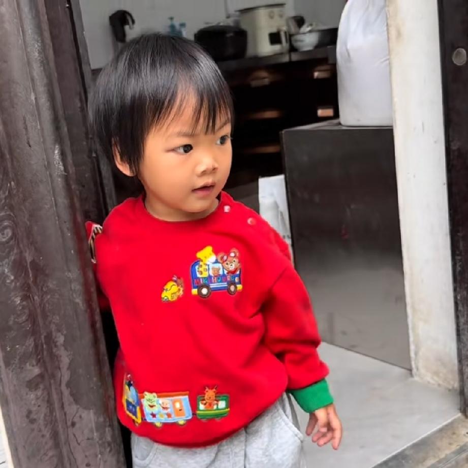 涛子和蜜开始装修县城的房子。他们找到了设计师，拿出了图纸，看着确实不错，这个房子