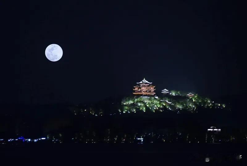 这是一首上乘的婉约词，期待你的唱和  《卜算子·相思意难休》
素手弄霓裳，望月幽