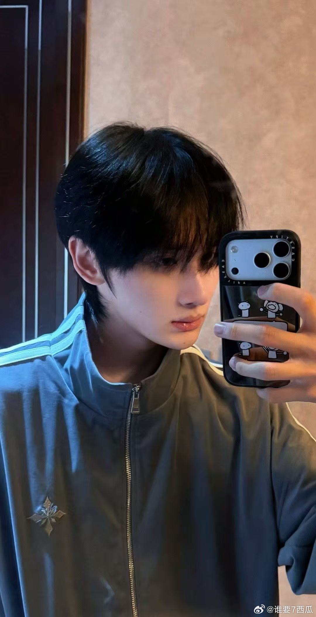 余宇涵白菜对我笑手势舞 真的越看越喜欢，余宇涵跳手势舞的时候乖巧又鲜活，笑容治愈