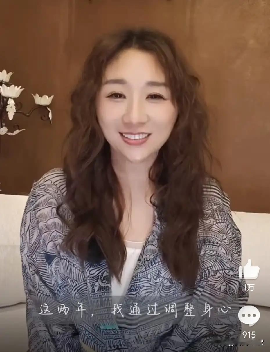 傅首尔两年减了38斤，她是怎么做到的！
而且减掉那么多的肉，皮肤好像没有松弛，唯