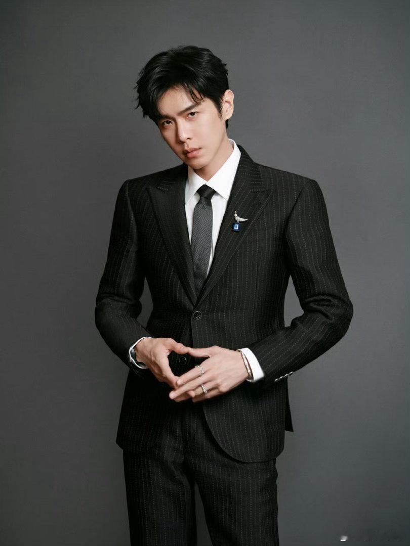 张若昀晒北影节合照张若昀晒与白客合照 张若昀晒与白客合照，同框气场超合，已经迫不