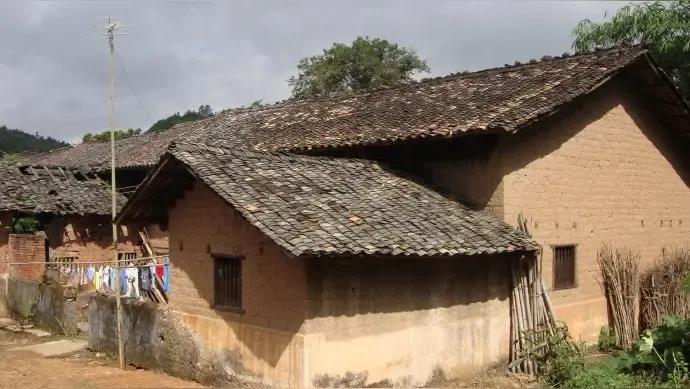 端午夜雨
 

雨丝斜斜地掠过祠堂斑驳的飞檐，将艾草的清香绞碎在潮湿的空气里。我