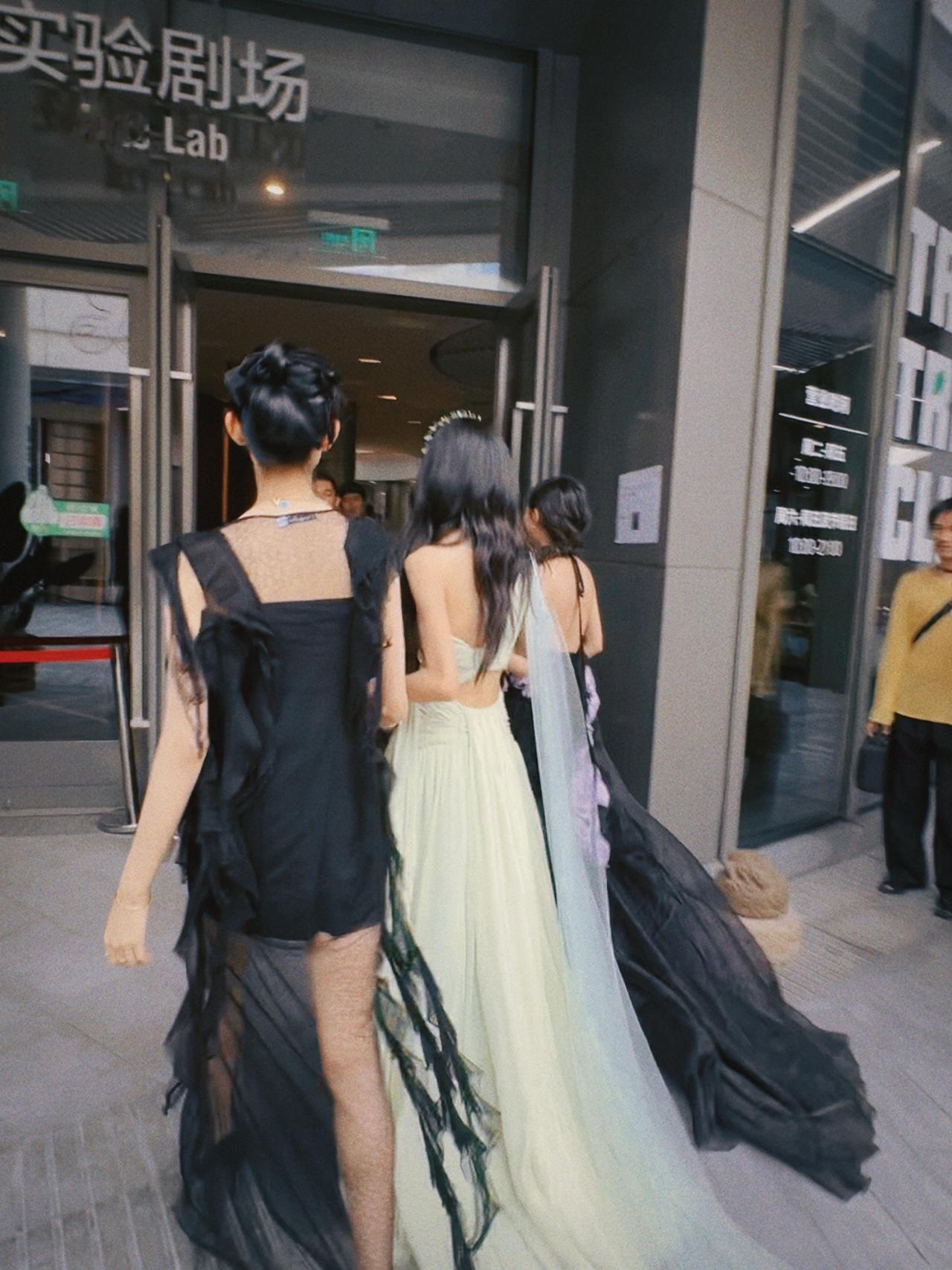 #王影璐左手张艺凡右手文淇#微博电影之夜后台，王影璐张艺凡文淇同框好美的画面！ 