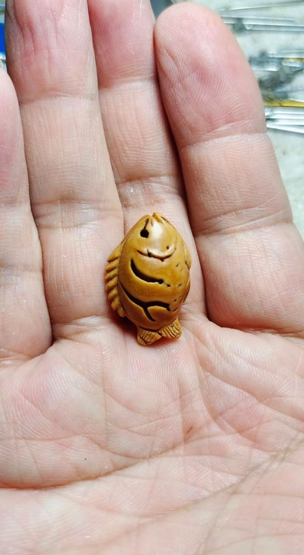 桃核纯手工雕刻小鱼。今天做个黑鲷鱼桃核雕刻