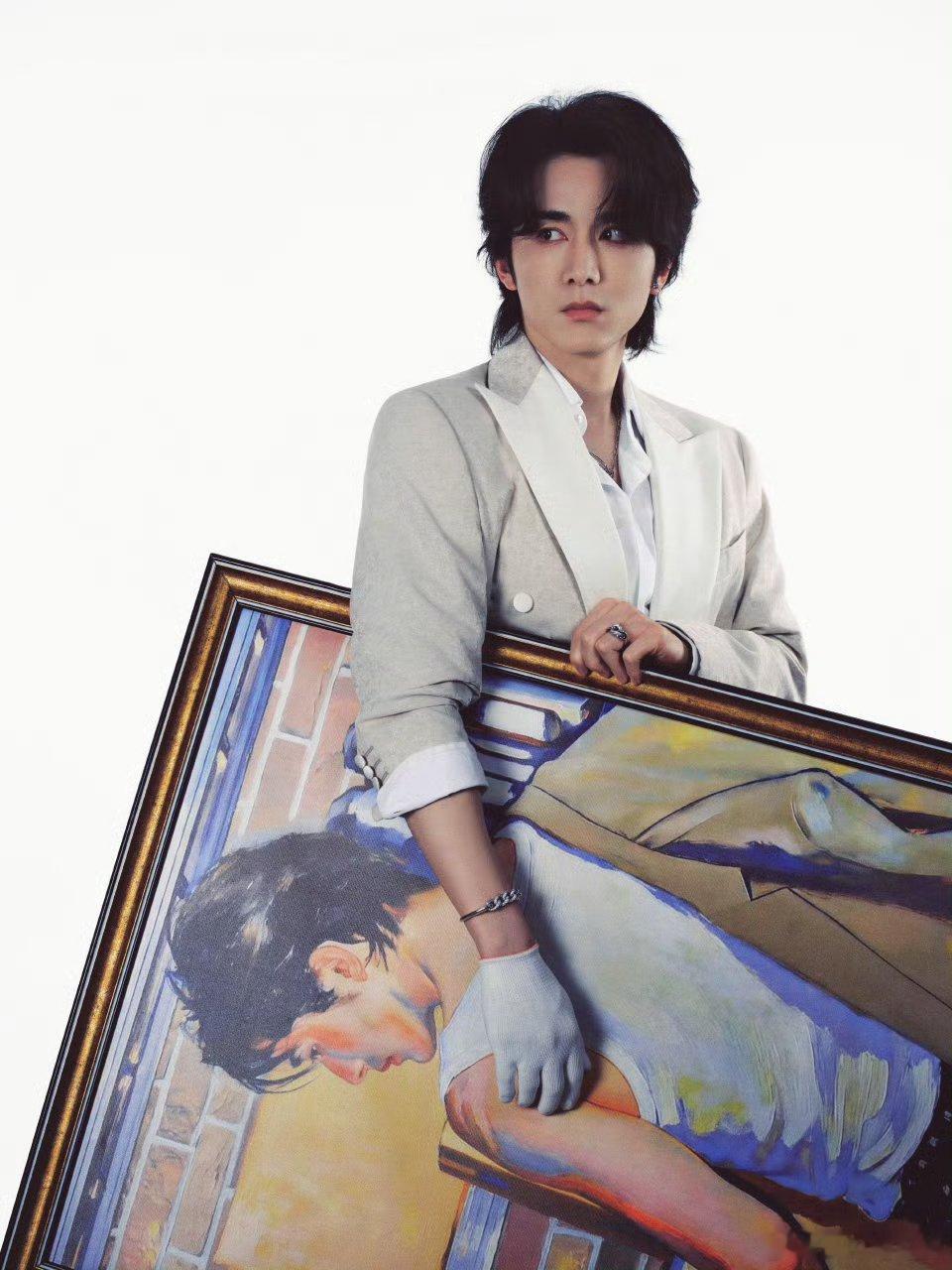 张新成抱自己出镜张新成这波操作太会玩，抱着自己的画像出镜，画里沉静画外鲜活，双倍