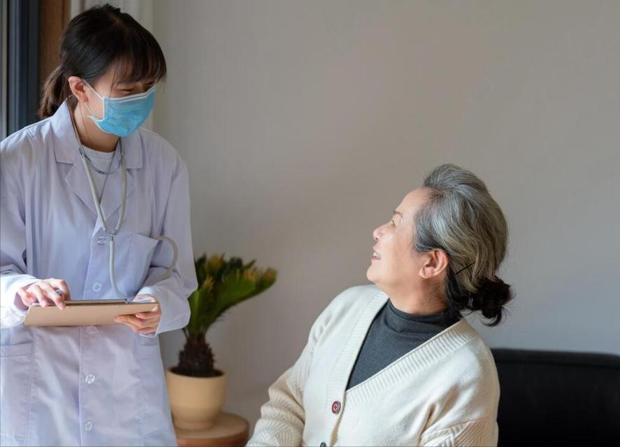 62岁女子，天天吃1颗大蒜防癌，强忍大半年，2个转变让医生都羡慕

大蒜气味重，