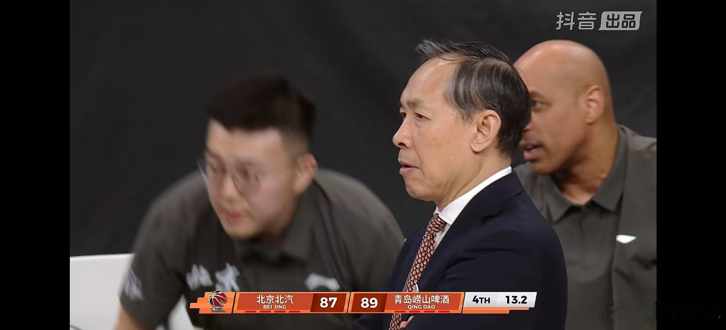 许利民:  第四节进攻成功率下降，又让米奇下顺打进很多球，防守出现问题，但大家的