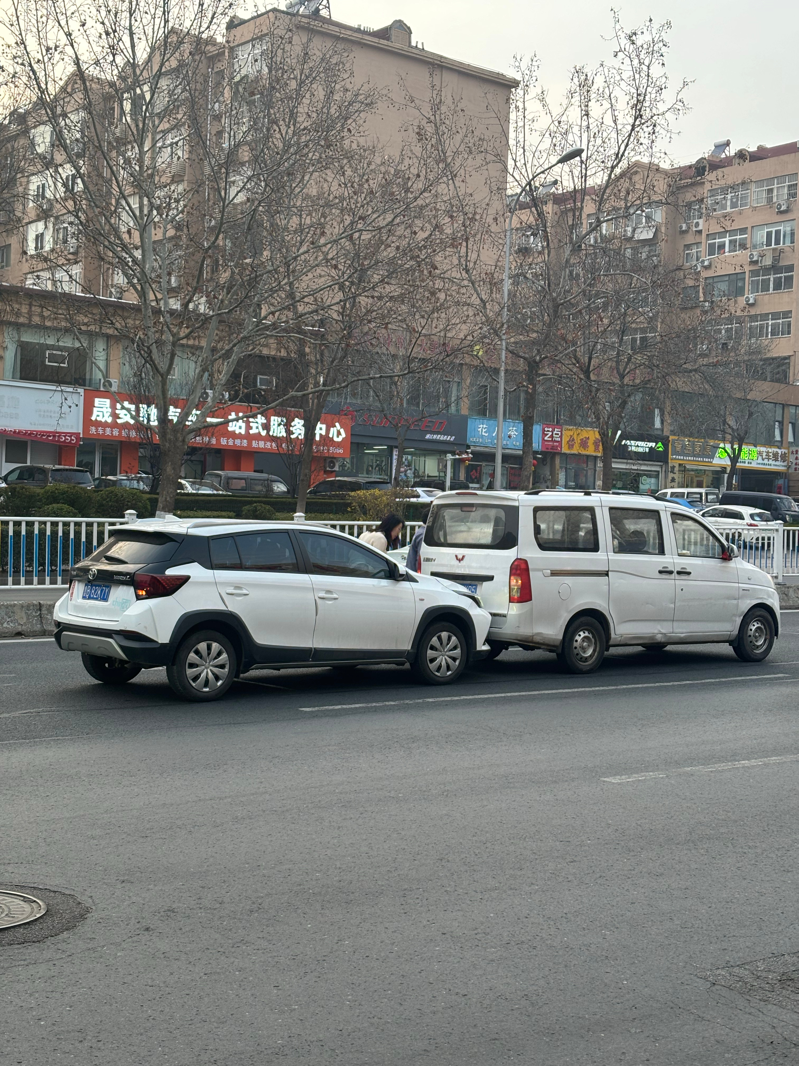 这两个车行，我本来以为又要开始堵车了。谁知道俩人下来商量了一下，就直接开走了，解