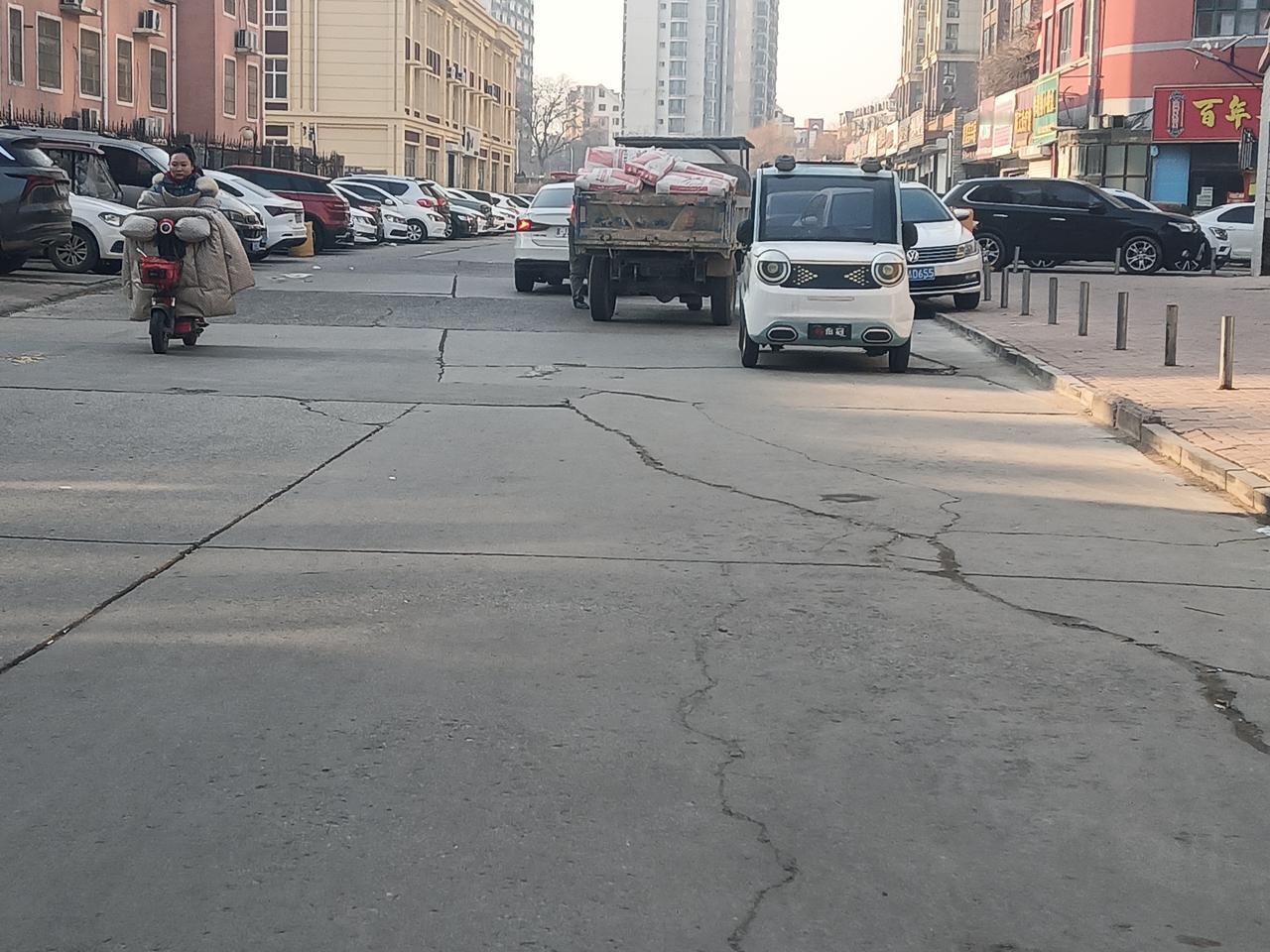 帽子叔叔轻而易举的超过了农用车，然后挡在前头，但是没有下车。

后头的农用车上装