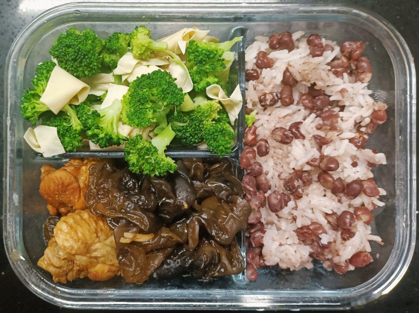 #儿子的午餐##这个问题吃什么# 红小豆米饭，鸡翅(翅根翅中)木耳，焯拌豆皮西蓝