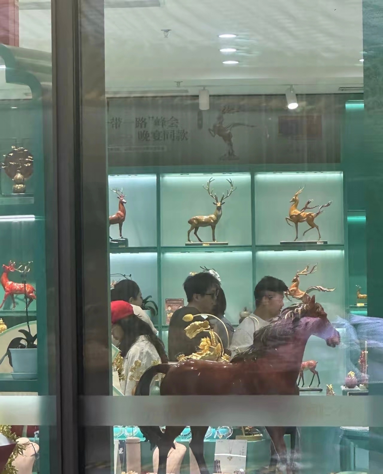 毛不易与好友逛街，健身效果明显衣服越穿越紧，就是有点驼背 