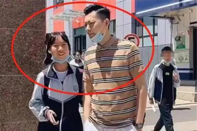 河南郑州某中学门口上演了一场令人啼笑皆非的乌龙事件：一位因长相过于年轻被老师误认