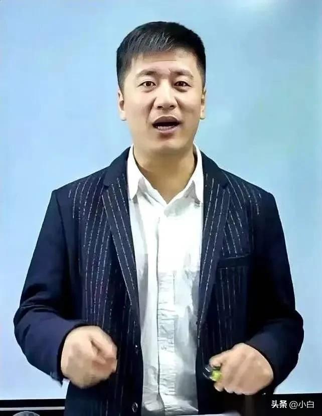 张雪峰这事办的，真不是一般人能想到的。
老父亲走了，他把老母亲从老家接到了苏州。