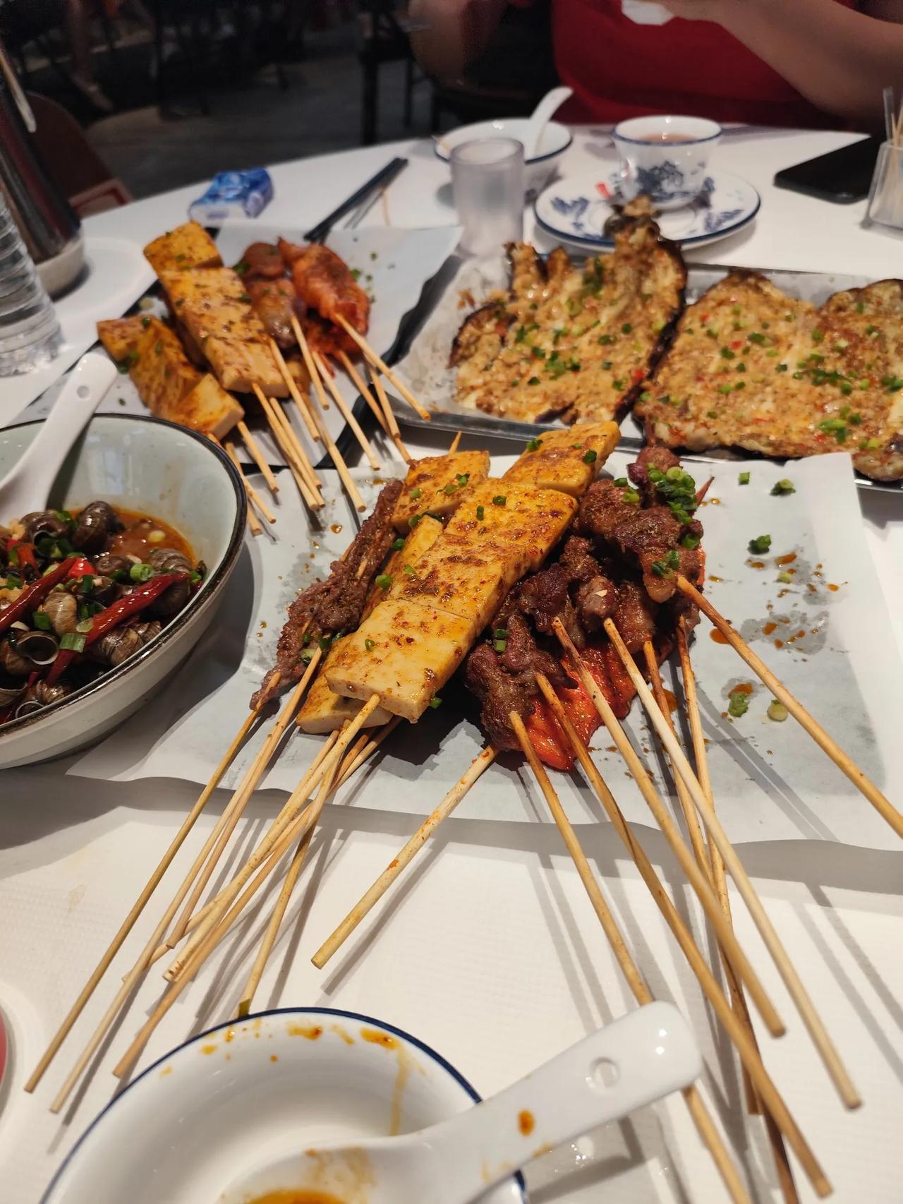 我知道失业好几年的老同事来电话，让我去玩，他开了个小店，让我去看看，我和另一个孙