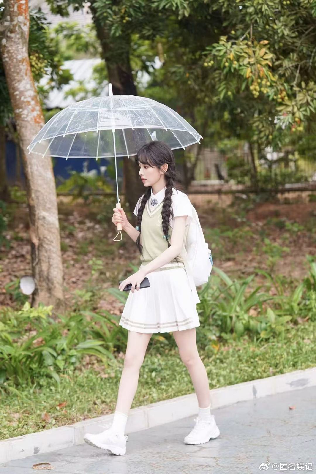 田曦薇双马尾校服造型田曦薇和双马尾适配度满分，一身简约校服加持，灵动娇俏，少女感