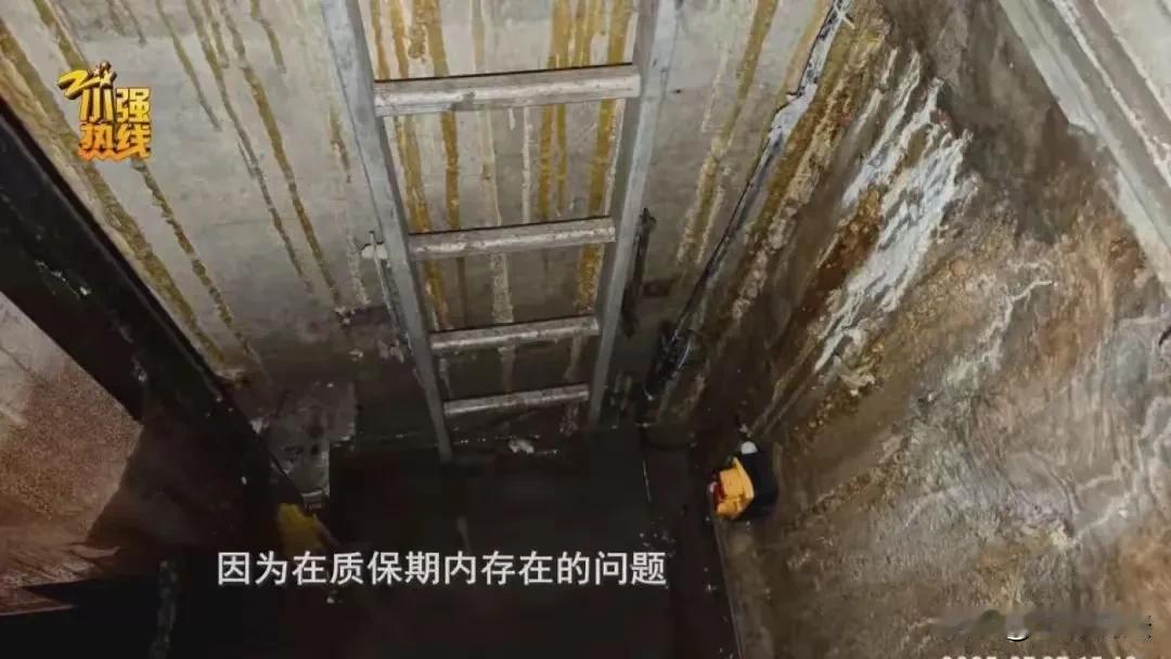 浙江金华，一女子住的小区电梯年检，10部电梯全不合格，电梯门被贴了封条，停运半个