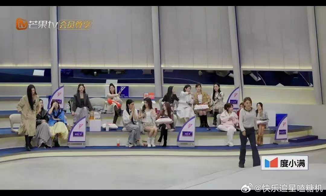 侯宇浪姐直播睡觉 侯宇回应直播睡觉，姐姐一直努力为队伍着想，听完规则还出谋划策了