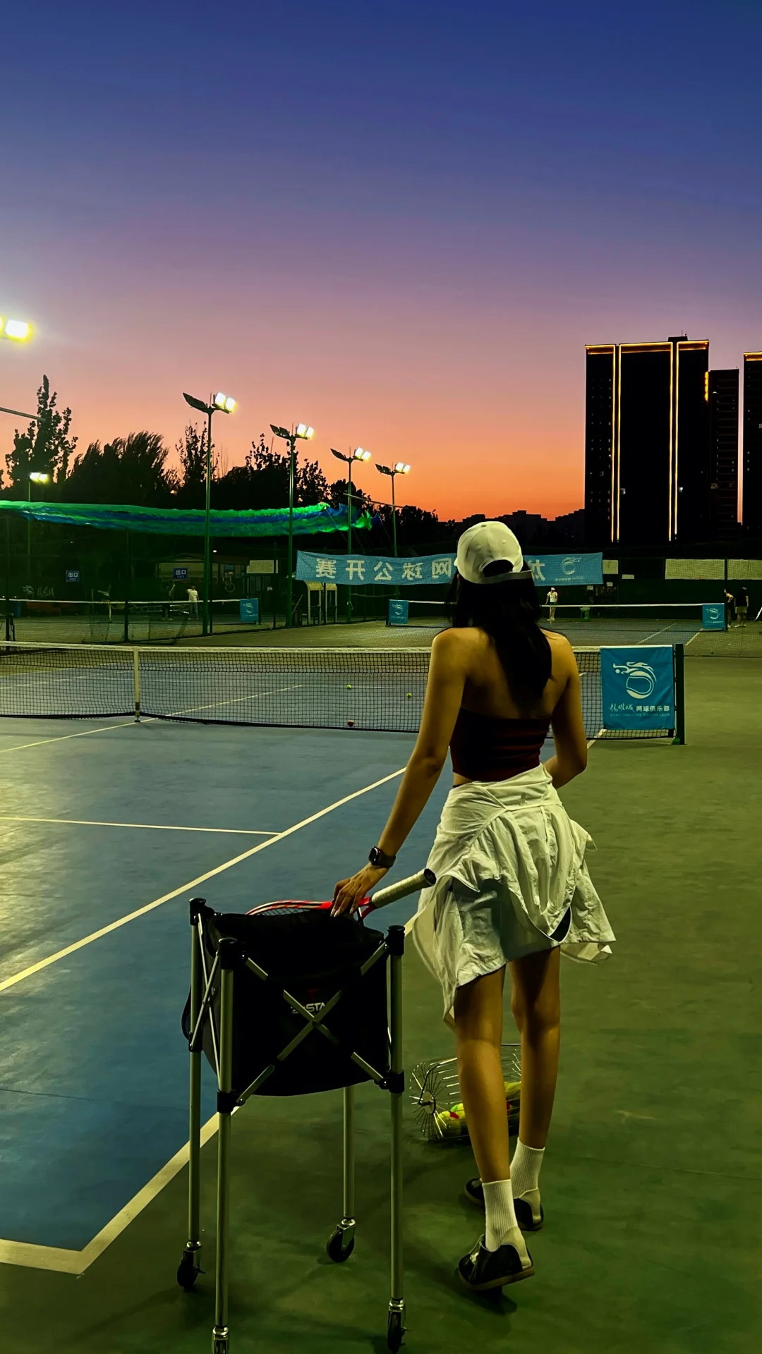 谁说网球场不能拍晚霞🎾
