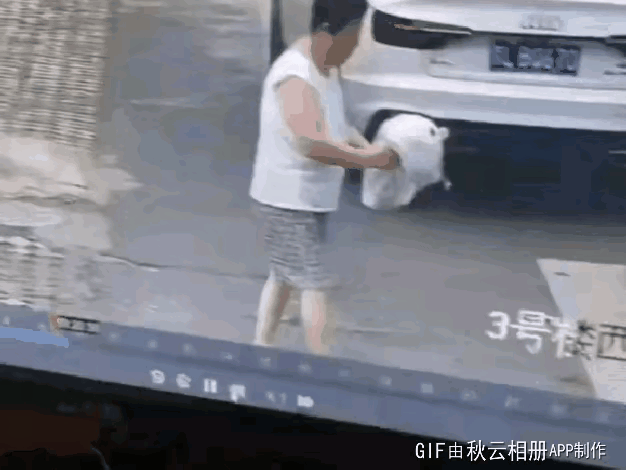 不要以为只有视频里的老人，才会有这样的做法，在我们身边也不乏其人。
高平火车站北