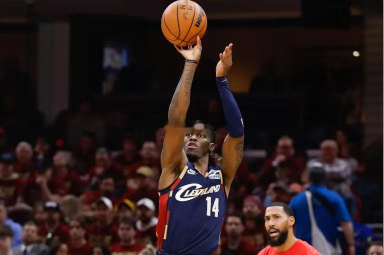 基恩-埃利斯到了季后赛的表现也是不太理想的。对阵猛龙系列赛G2，埃利斯出场8分5