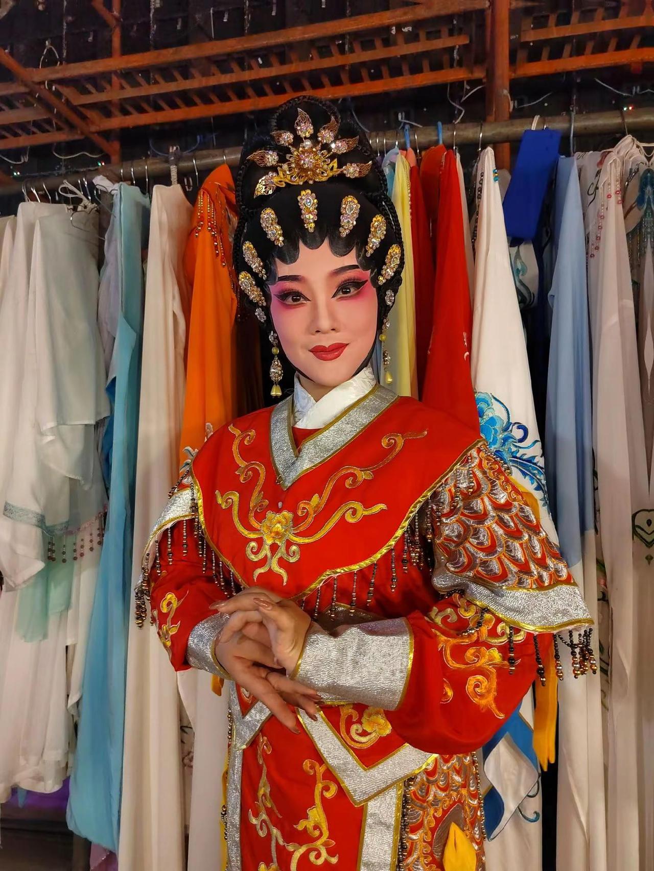 广东雷青粤剧团著名花旦吴雨丹（吴阳公主）天生丽质，貌美如花，优美动人。