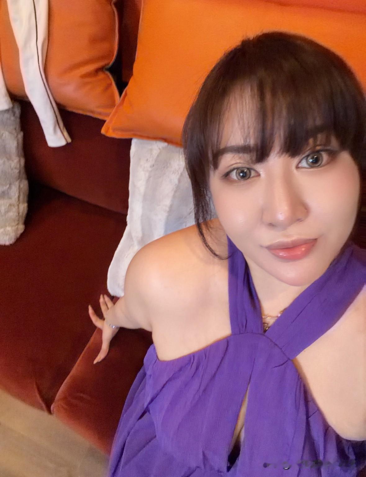 元气满满的一天，从自信的笑容开始！😊✨