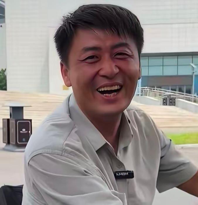 一句被网友扒得裤衩都不剩，
陈杰的反应反倒圈了不少好感。
面对大家深挖自己的各类