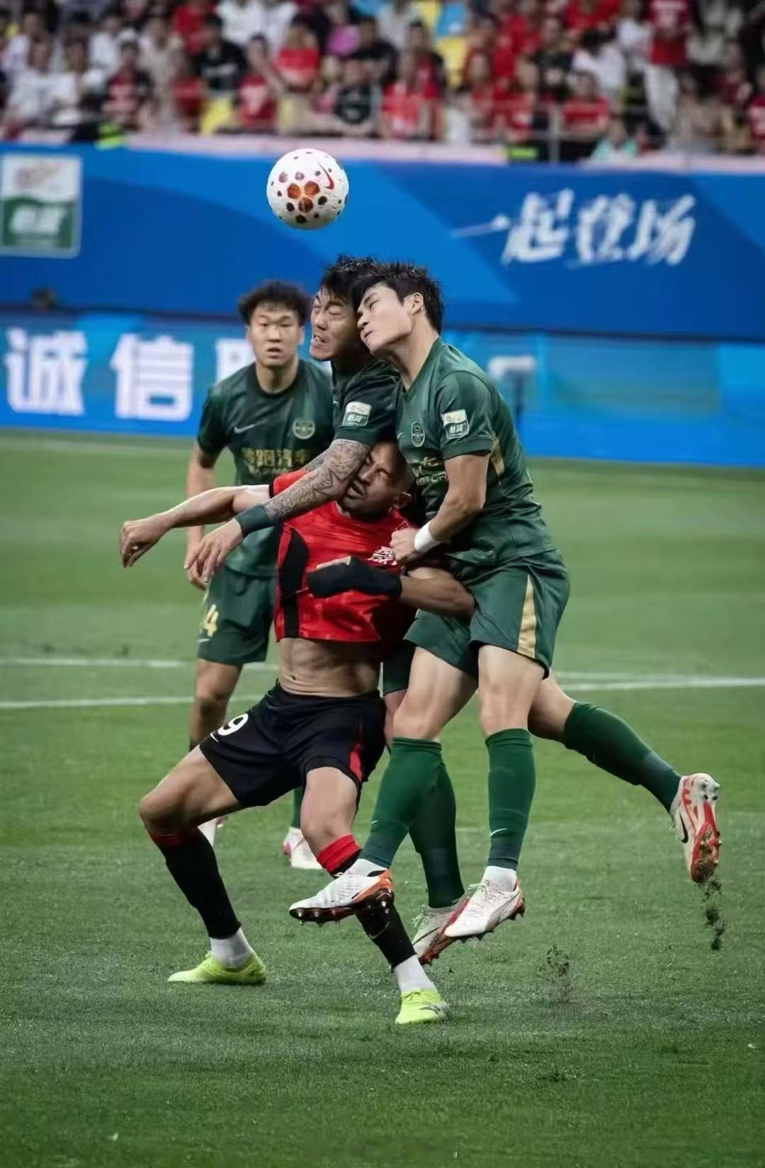 费利佩牌夹心饼干，心疼费头子一分钟，挣的都是挨打钱，罗二娃发个红包给他吧！成都蓉