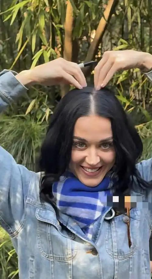 2025年11月23日，41岁的“水果姐”Katy Perry现身杭州灵隐寺。她