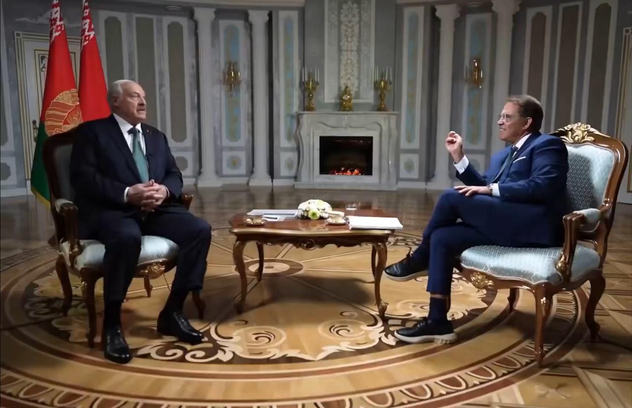 白俄罗斯总统卢卡申科表示，特朗普向世界展示了美国并没有想象中那么强大。

白俄罗