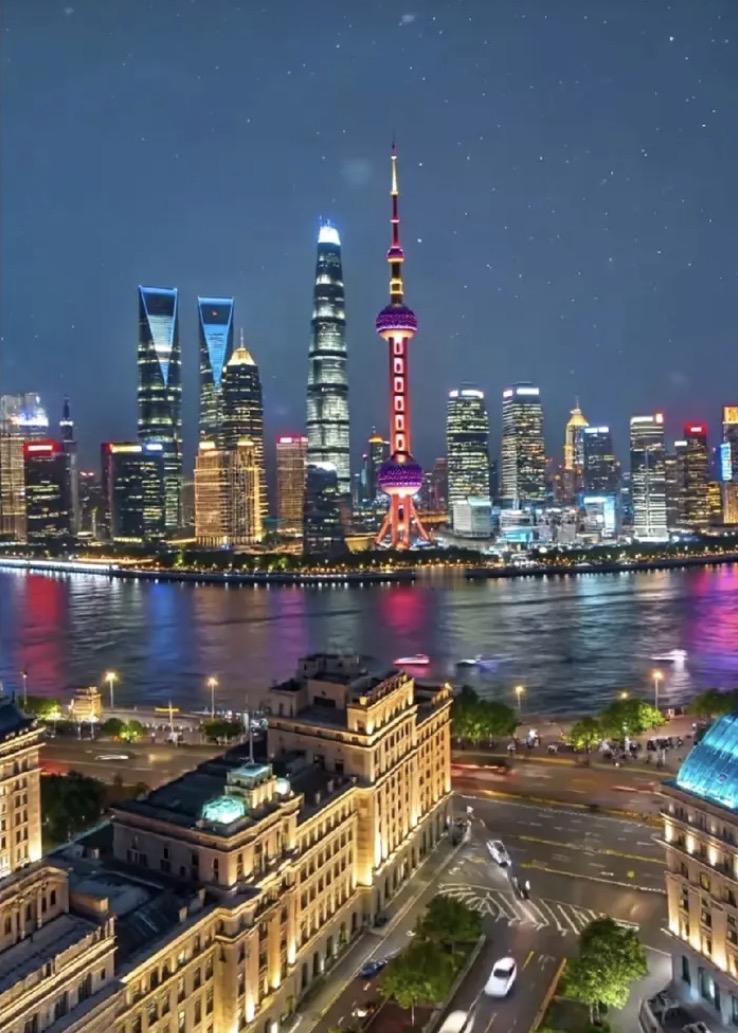 上海，是东方递向世界的名片一一
它以江河为骨骼，以霓虹为修辞，
在历史与未来的折