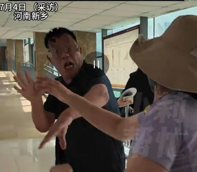 河南一男子因为母亲要不要继续住院的问题，和几个兄弟姐妹大打出手，他表示老人92岁