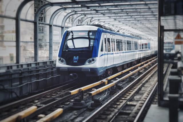 武汉一市民留言呼吁降低地铁费用，地铁官方回复：武汉轨道交通现行计价方式为按里程分