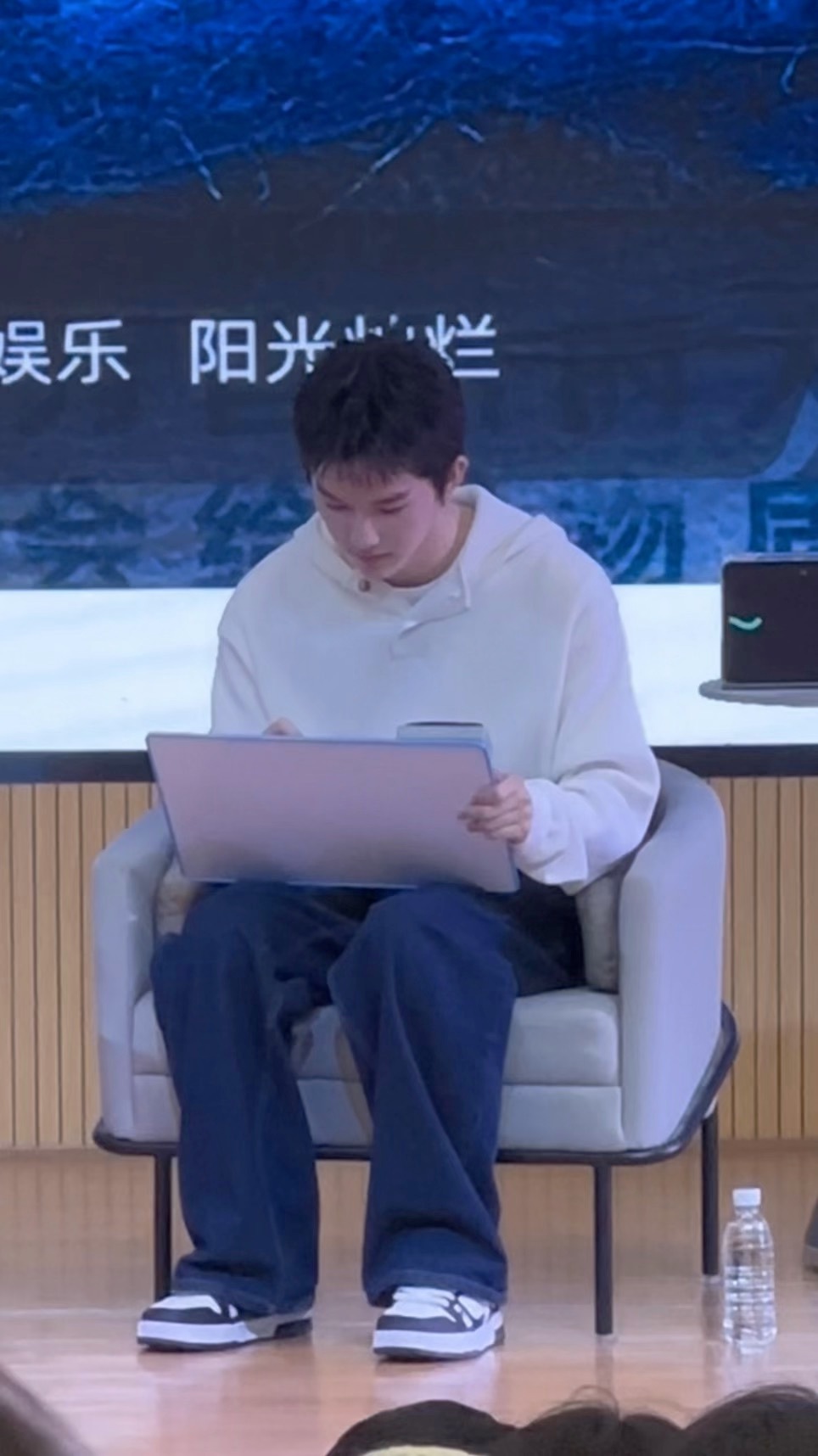 笑死了发现他写题板的时候这个古灵精怪的小表情 