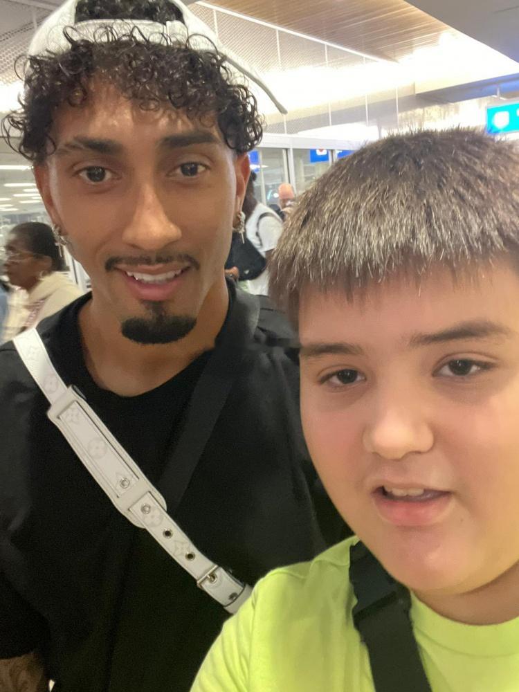 如愿以偿！小球迷在机场等待近4个小时，得到拉菲尼亚签名并合影据记者Toni Ju