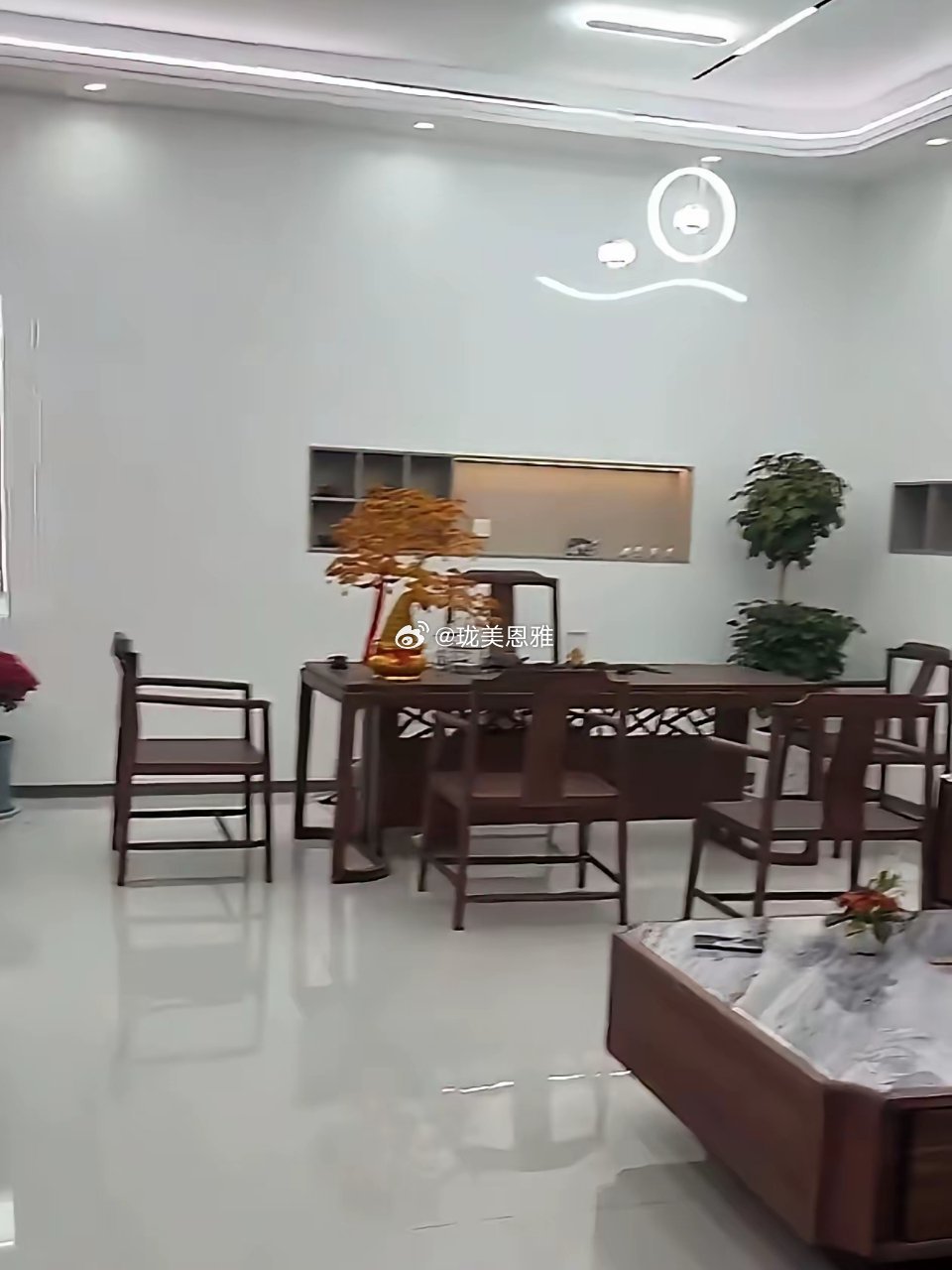 人生赢家拉面哥，终于彻底翻身了豪华别墅，富丽堂皇家中一坐，悠哉乐哉，也算是成功人