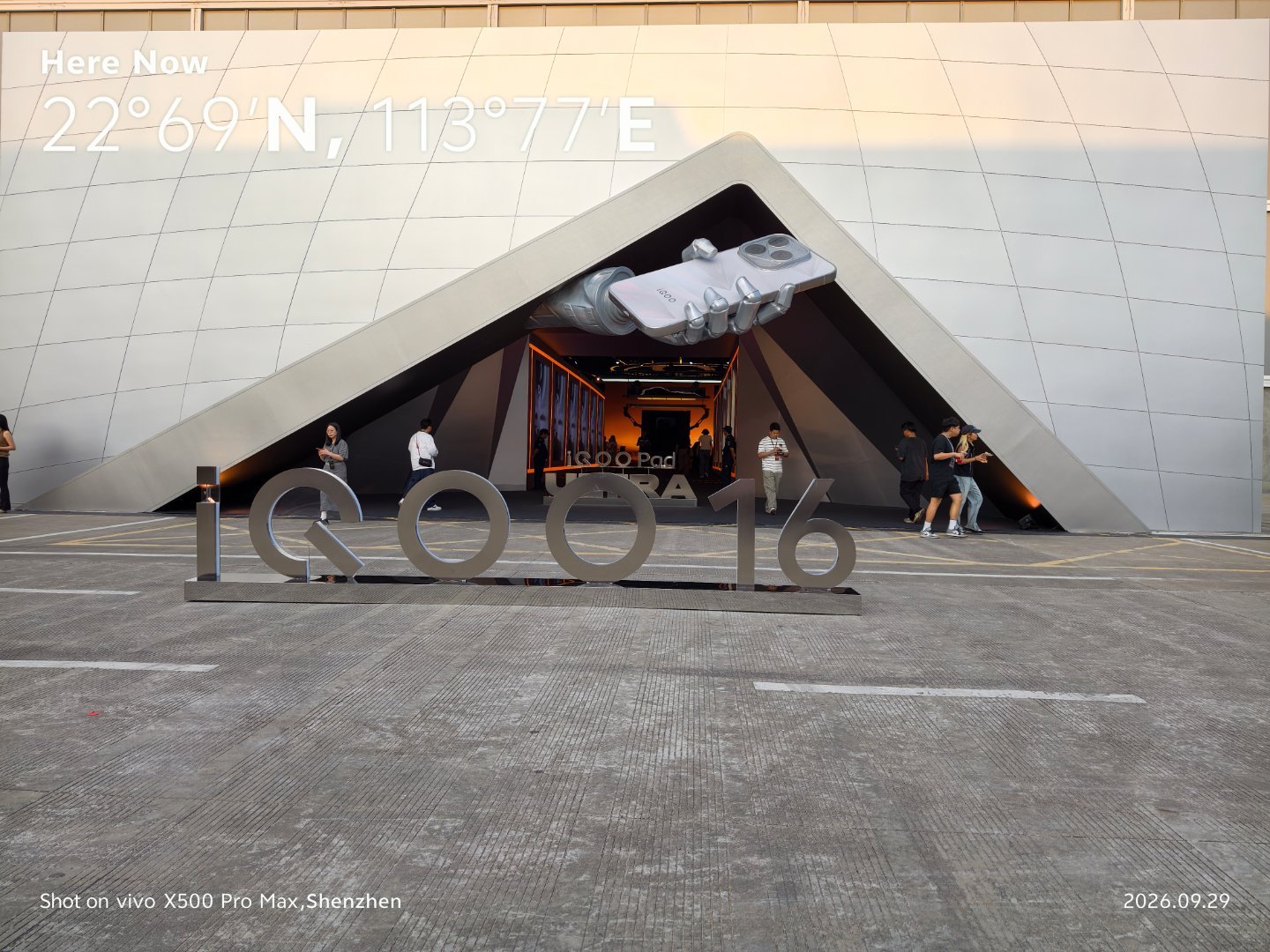 iQOO16系列发布会现场好酷，好多媒体已经开始直播上手了[举手] ​​​