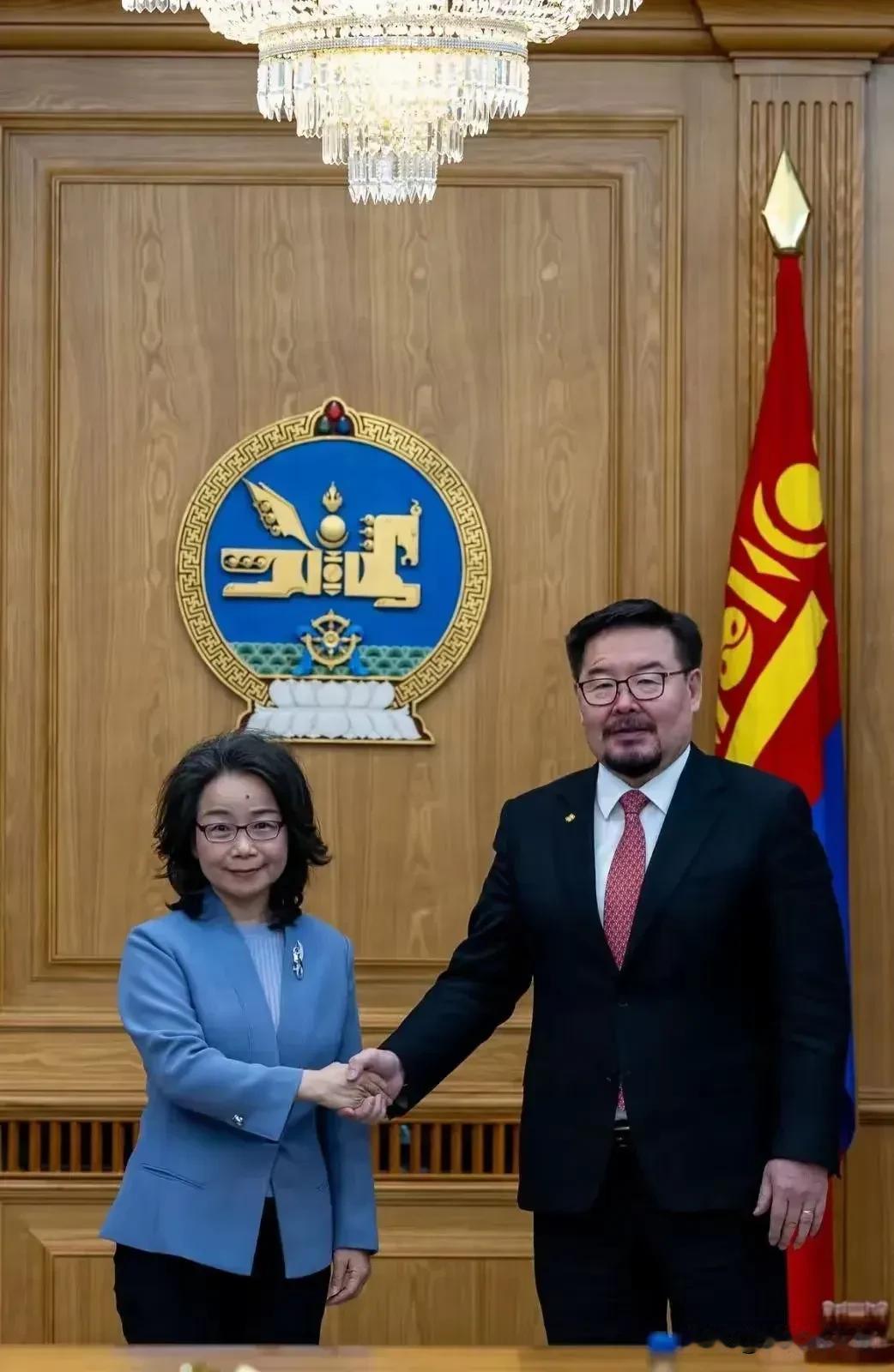 蒙古总理这回真算是换了一个明白人，刚上任就邀请中国去蒙古参加军演，不像上任总理敖