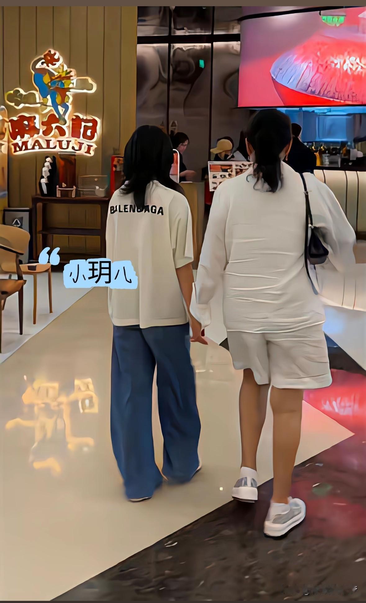 小玥儿放假回北京了，
奶奶带着玥儿去自家店里巡店了，
玥儿的身高快赶上兰姐啦，