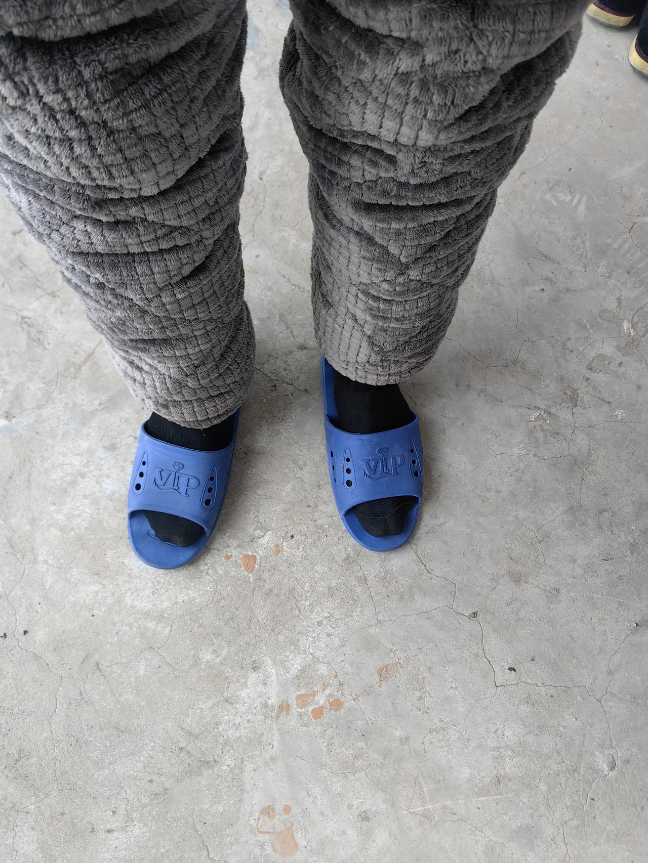 老公昨晚上出去泡澡，穿着个拖鞋就回来了，说是鞋被人偷了[捂脸]真实活久见，他说查