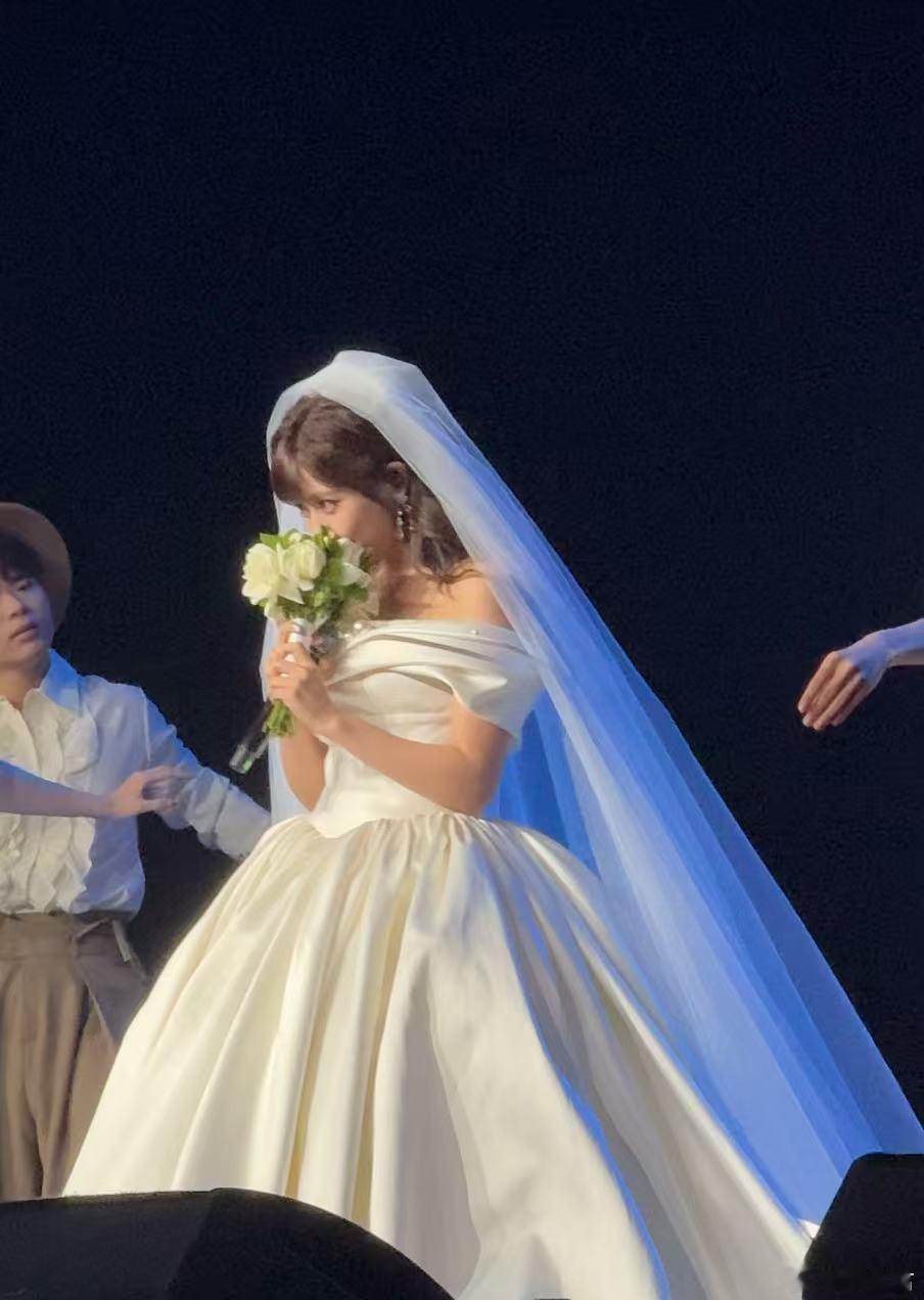 李艺彤五棵松婚礼代入现场的粉丝是真的要哭了！四舍五入和李艺彤在五棵松办婚礼了！！