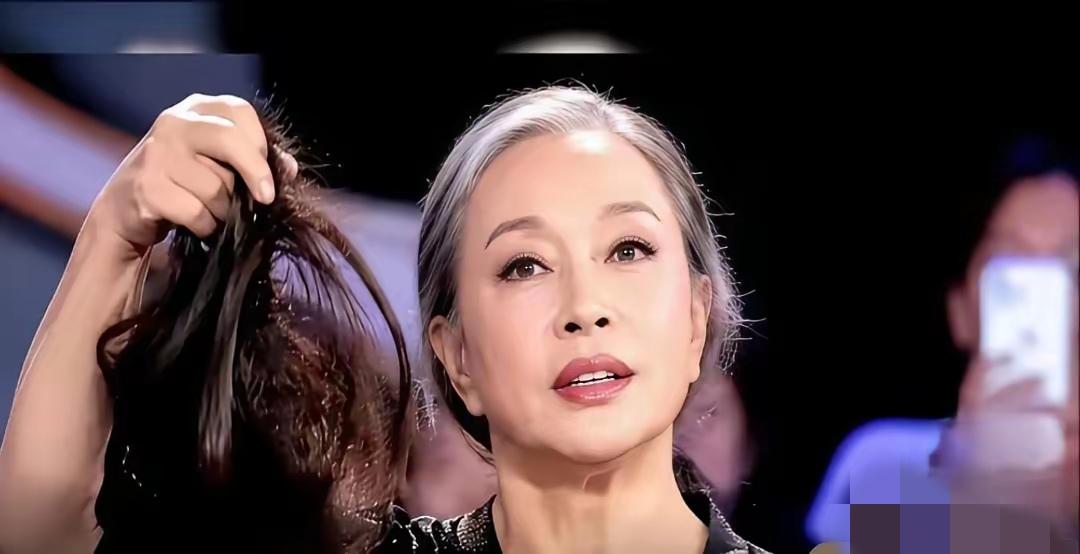 戴定制假发长达30年的刘晓庆，在百花奖现场，居然摘下假发面对观众这一举动，使她彻