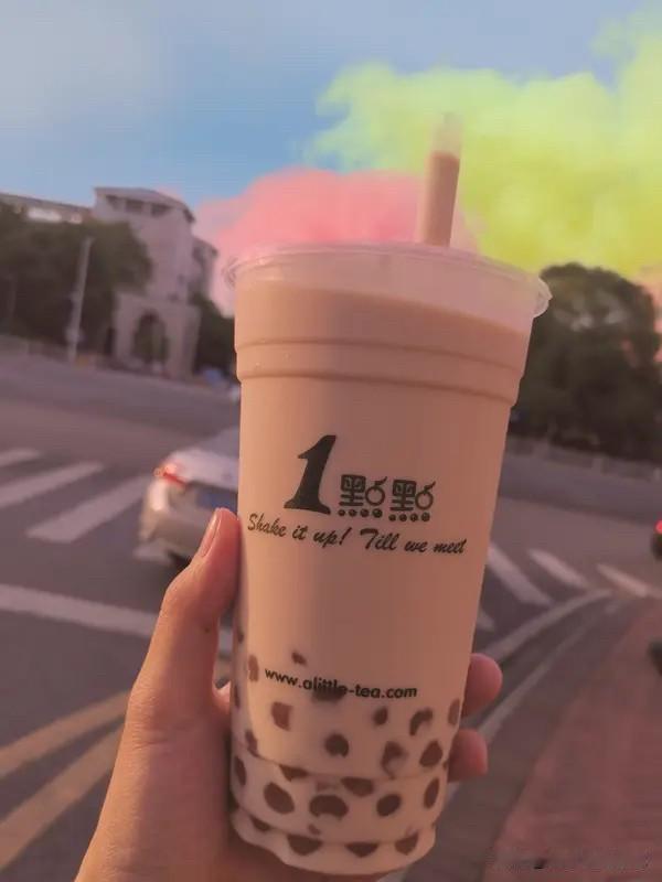 好奇！秋天的第一杯奶茶因何而兴起的。

不知道什么时候兴起的秋天的第一杯奶茶，冬