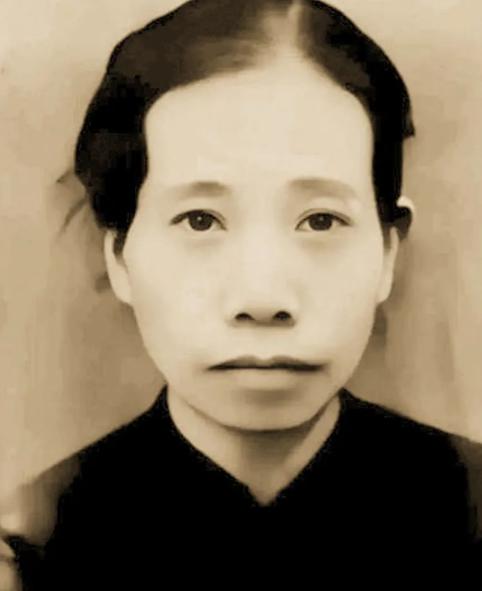 1943年常德会战，一群日本兵与一名中国军人展开了白刃战。刺刀劈开钢盔，一头长发