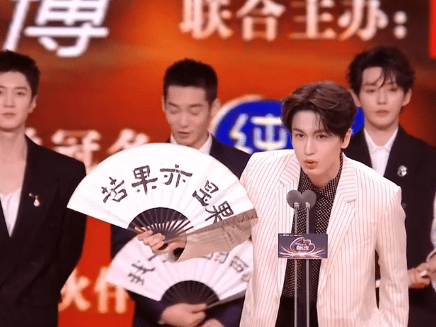 到底谁教微博之夜导播这么切镜头的 ​​​