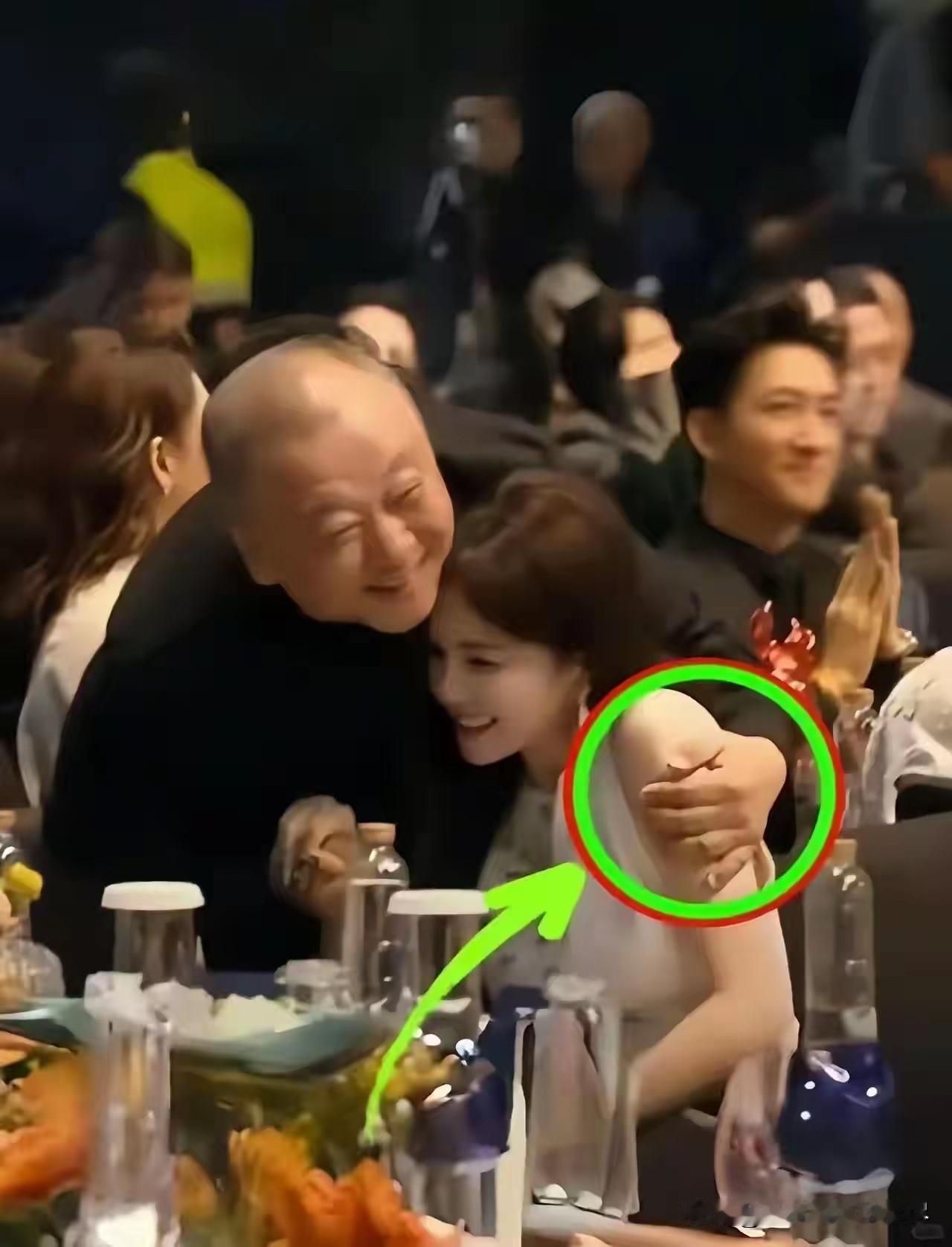 估计这位知名女演员的粉丝们，要是看到这一幕的话，感觉天都要塌了吧？

也不知道这