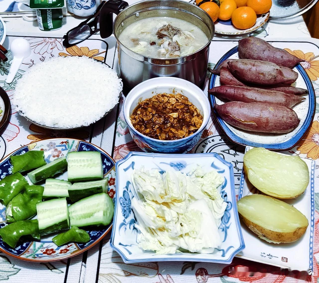 今天晚上吃东北家常菜，羊排炖萝卜，东北经典家常菜，蘸酱菜，炸鸡蛋酱，蒸土豆蘸鸡蛋