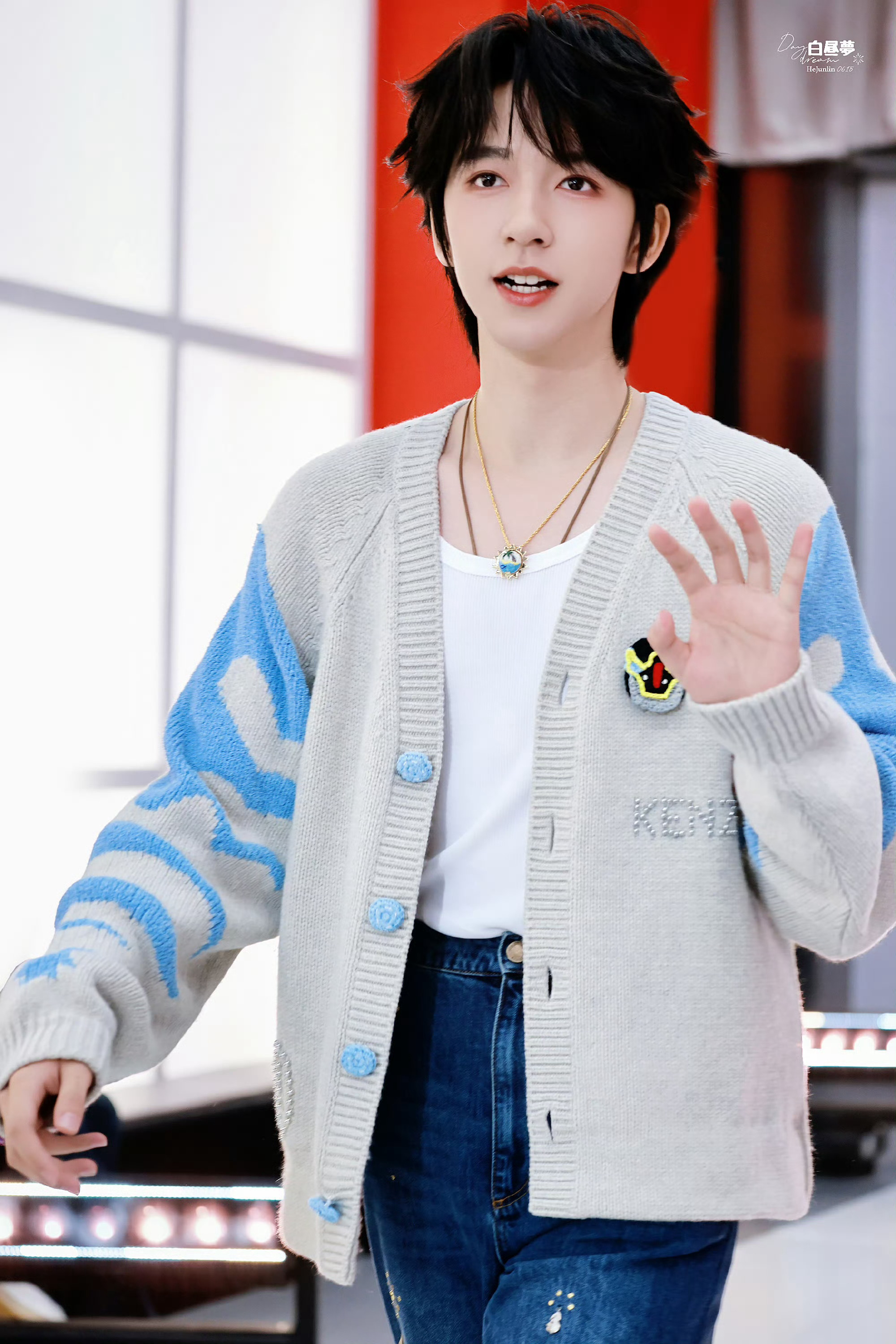 贺峻霖 × 双11疯狂好六夜身穿 KENZO 2025秋冬系列针织开衫，经典海棠