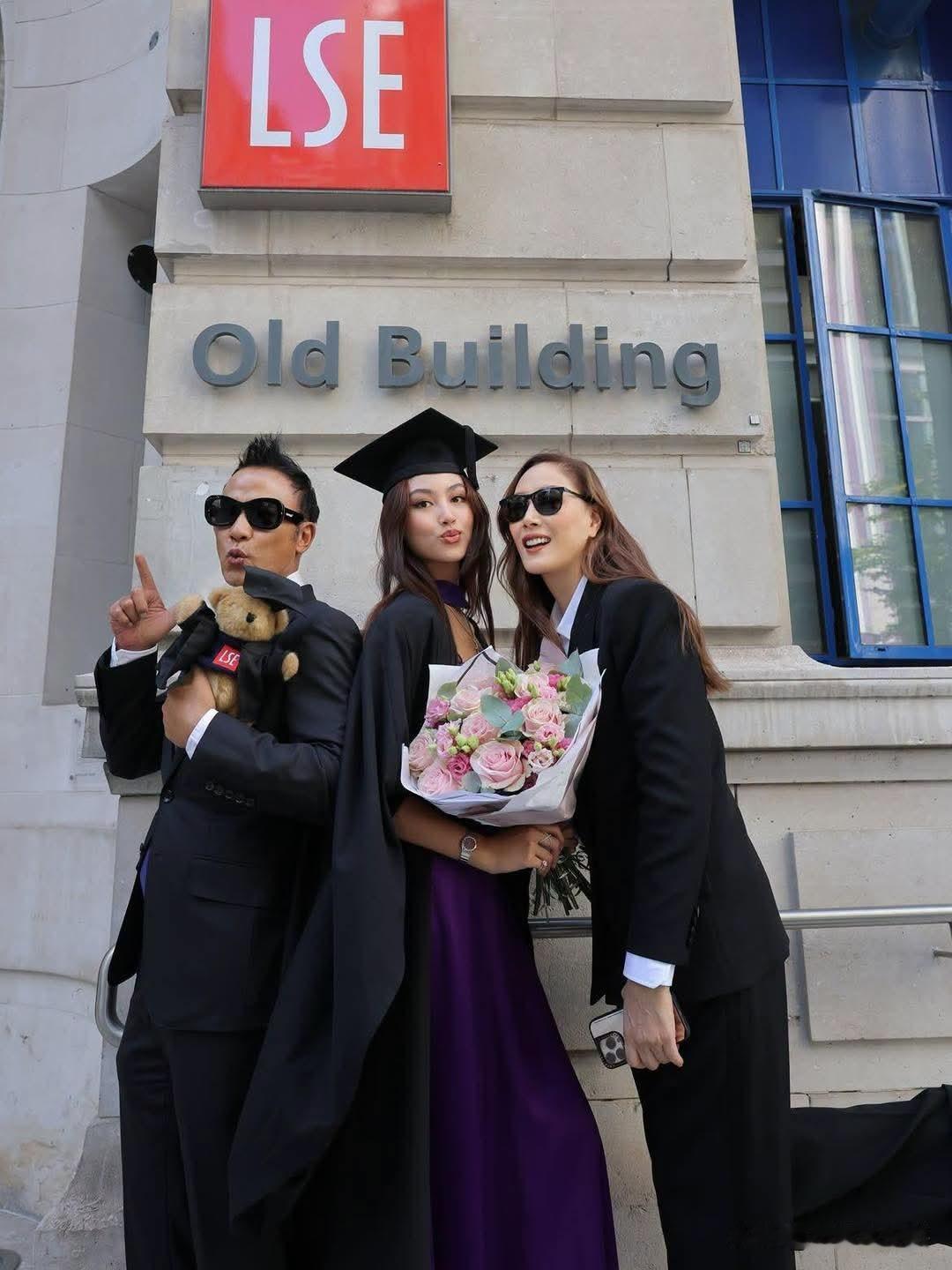 恭喜🎉任达华女儿Ella任晴佳于社交平台分享毕业喜讯，她以一等荣誉学位从伦敦政